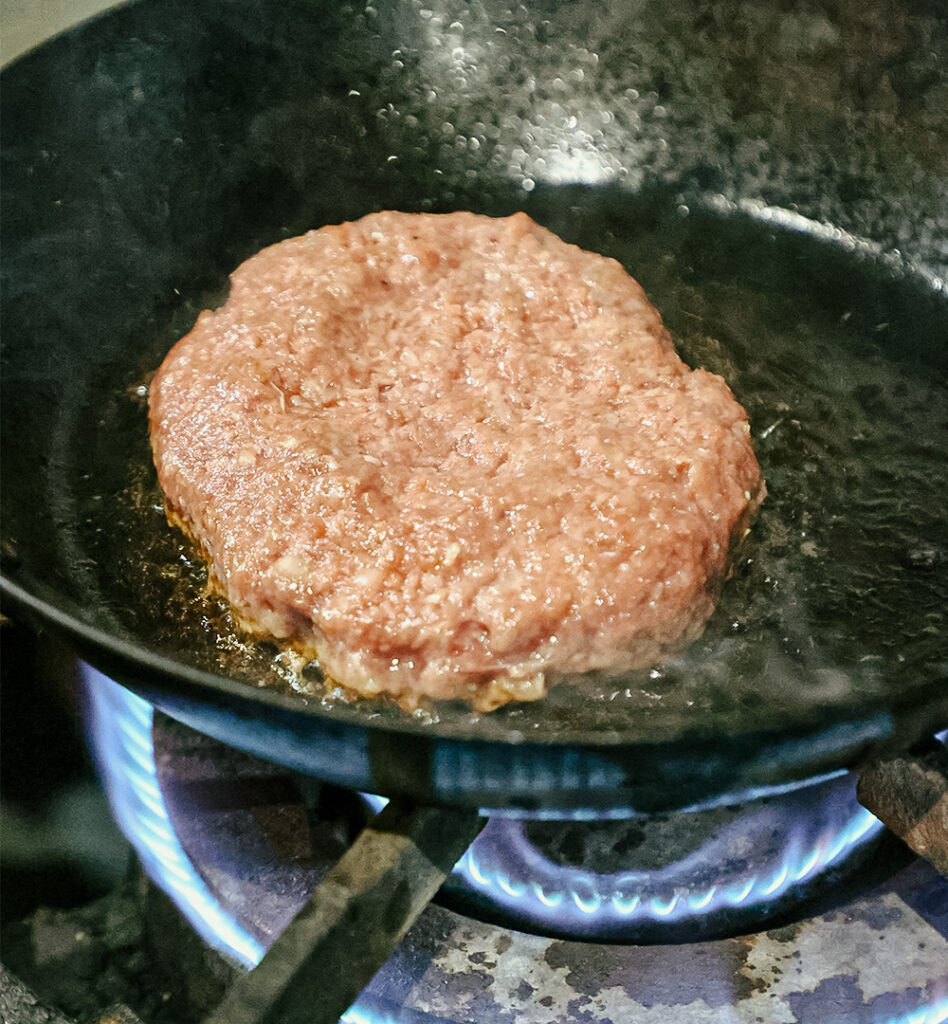 ハンバーグを焼く様子